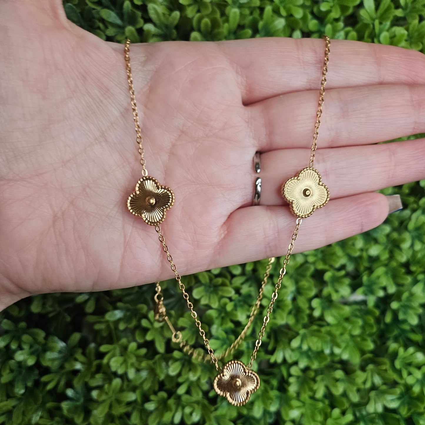 Collar DENNI Dorada Con 5 Treboles