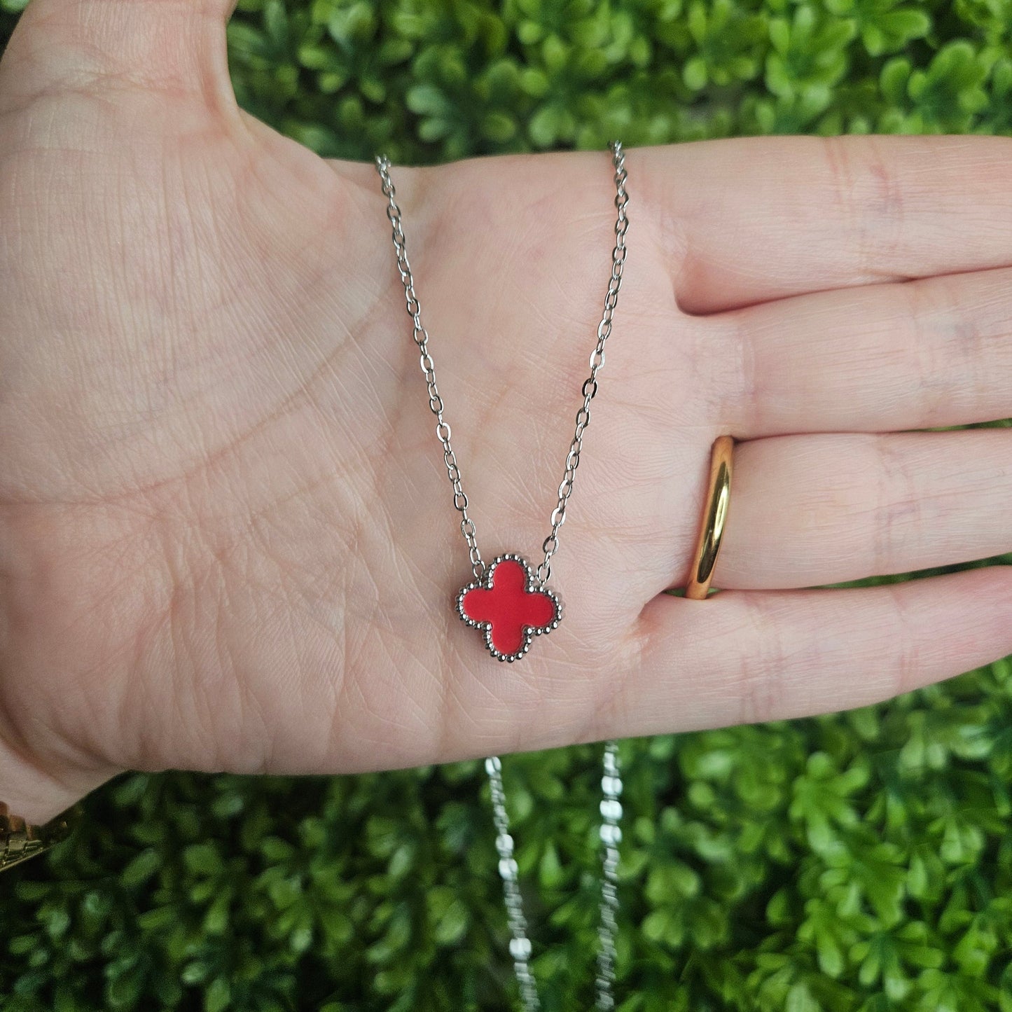 Collar KARINA Plateada Con Rojo