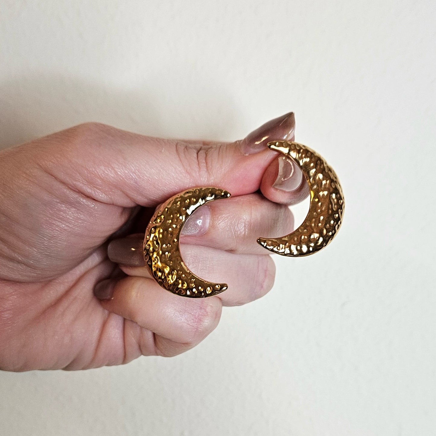 Aretes Dorados “Cresy” en Forma de Luna Texturizada