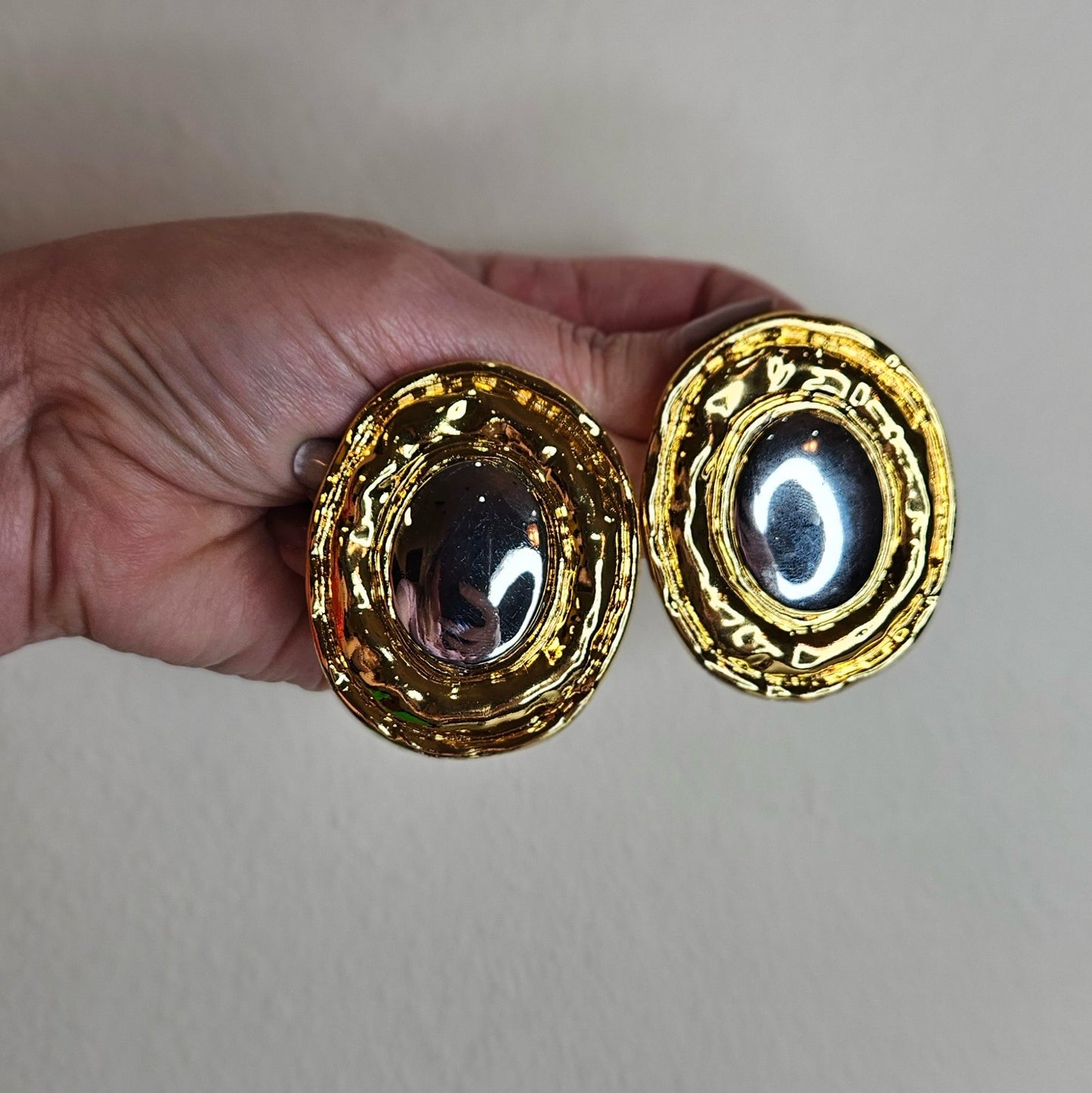 MISORE – Maxi aretes dorados con centro espejo / Gold statement earrings with mirror finish