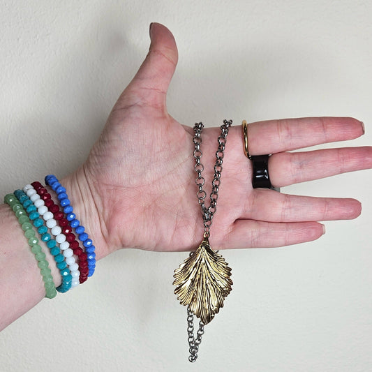 π Collar ZAFIRA β Hoja Dorada con Cadena Plateada de Acero Inoxidable