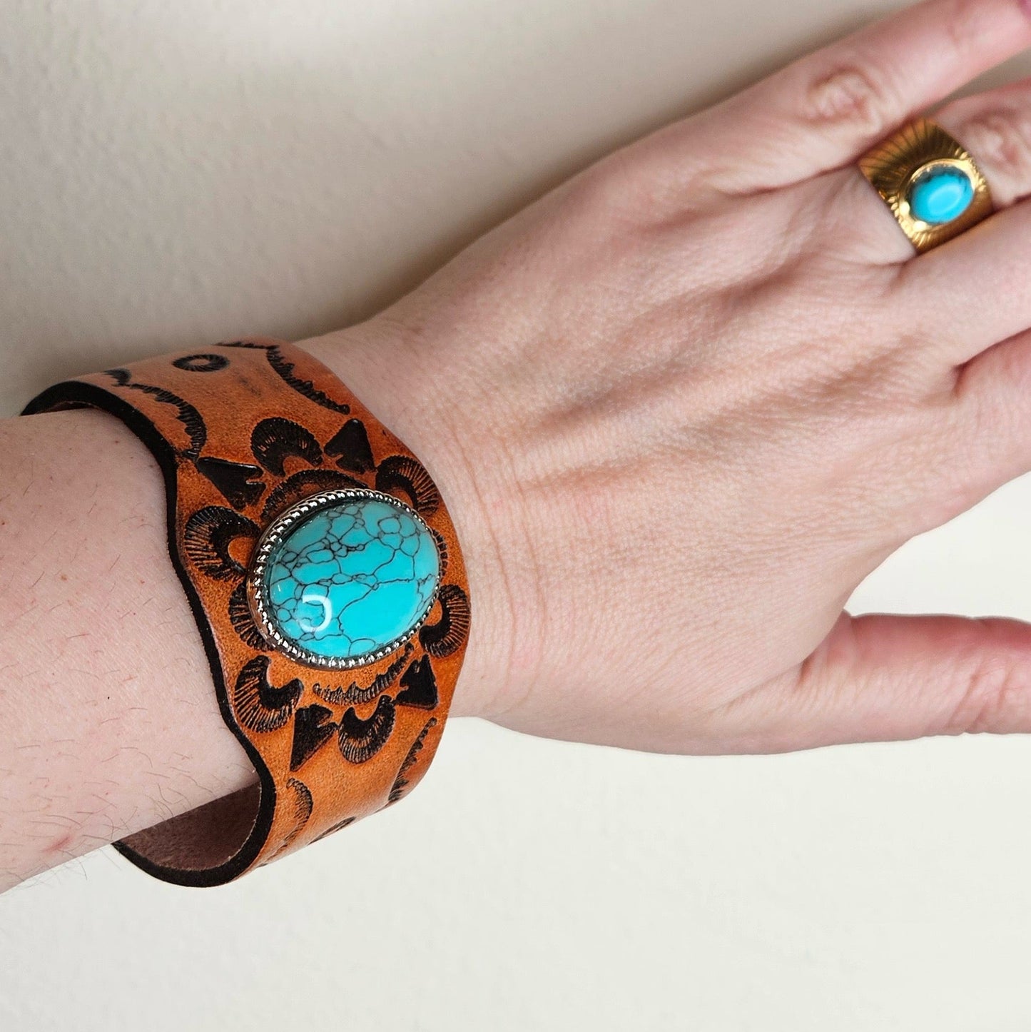 Pulsera ORANDA Cuero grabado con piedra turquesa