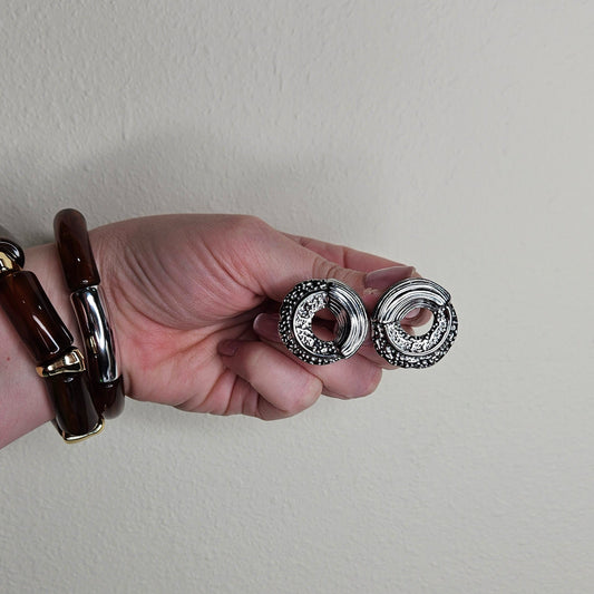 ✨ Aretes LEIRE Plateados – Círculos Texturizados en Acero Inoxidable