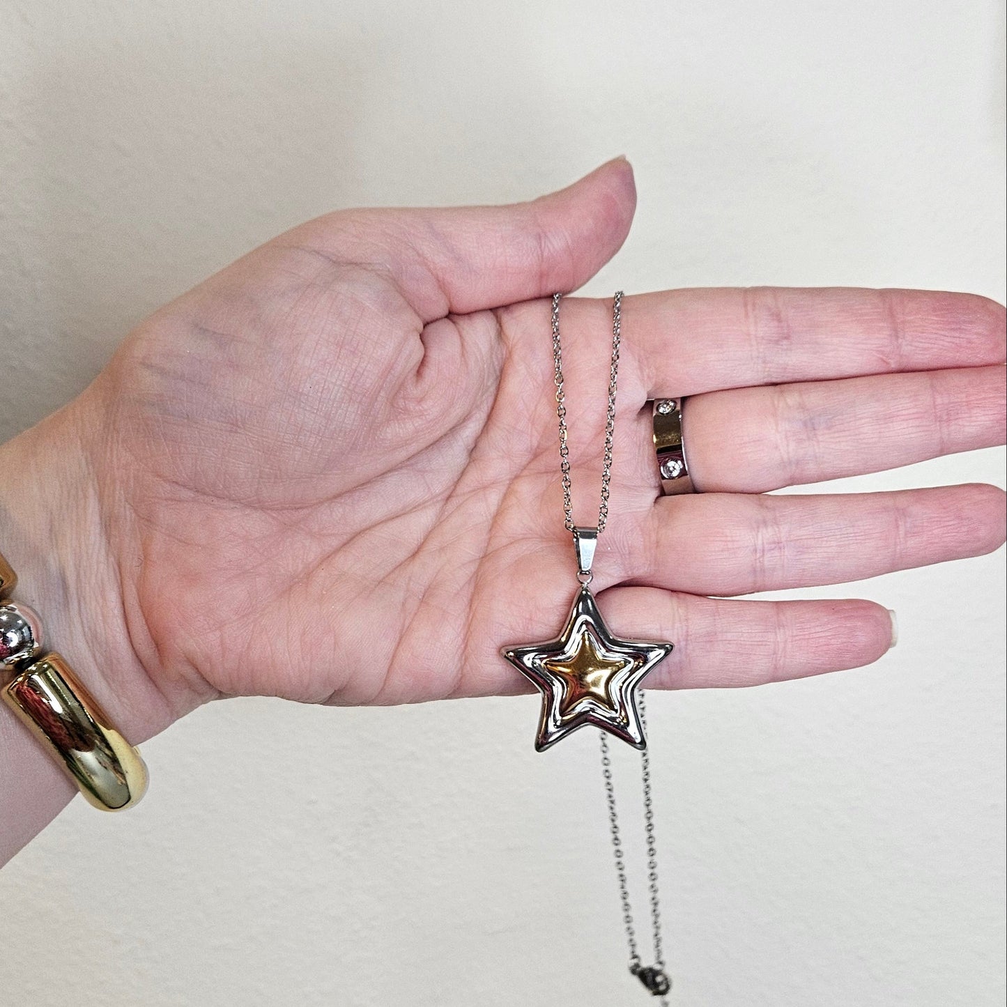 ASTRA – Collar estrella bicolor de acero inoxidable / ASTRA – Two-tone stainless steel star necklace