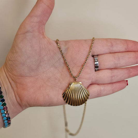 MAYRELIS β Collar con dije de concha dorada en acero inoxidable / MAYRELIS β Gold shell pendant stainless steel necklace