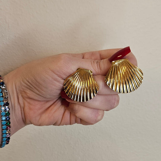 MAYRELIS – Aretes dorados en forma de concha en acero inoxidable / MAYRELIS – Gold shell-shaped stainless steel earrings