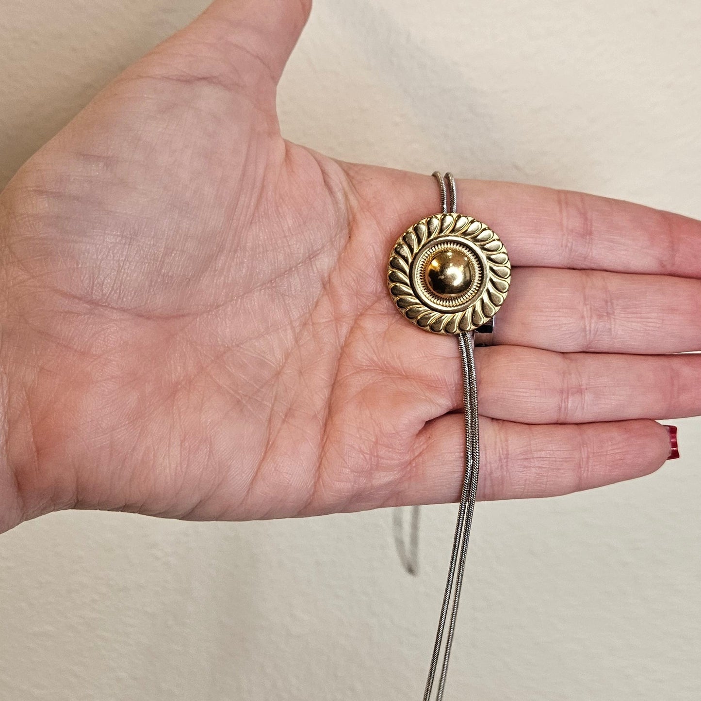 Lisandra – Bolo Tie de acero inoxidable / Lisandra – Stainless Steel Bolo Tie