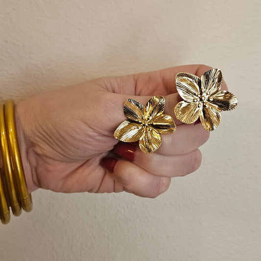 MELINA – Aretes flor dorada con textura / MELINA – Textured gold flower earrings