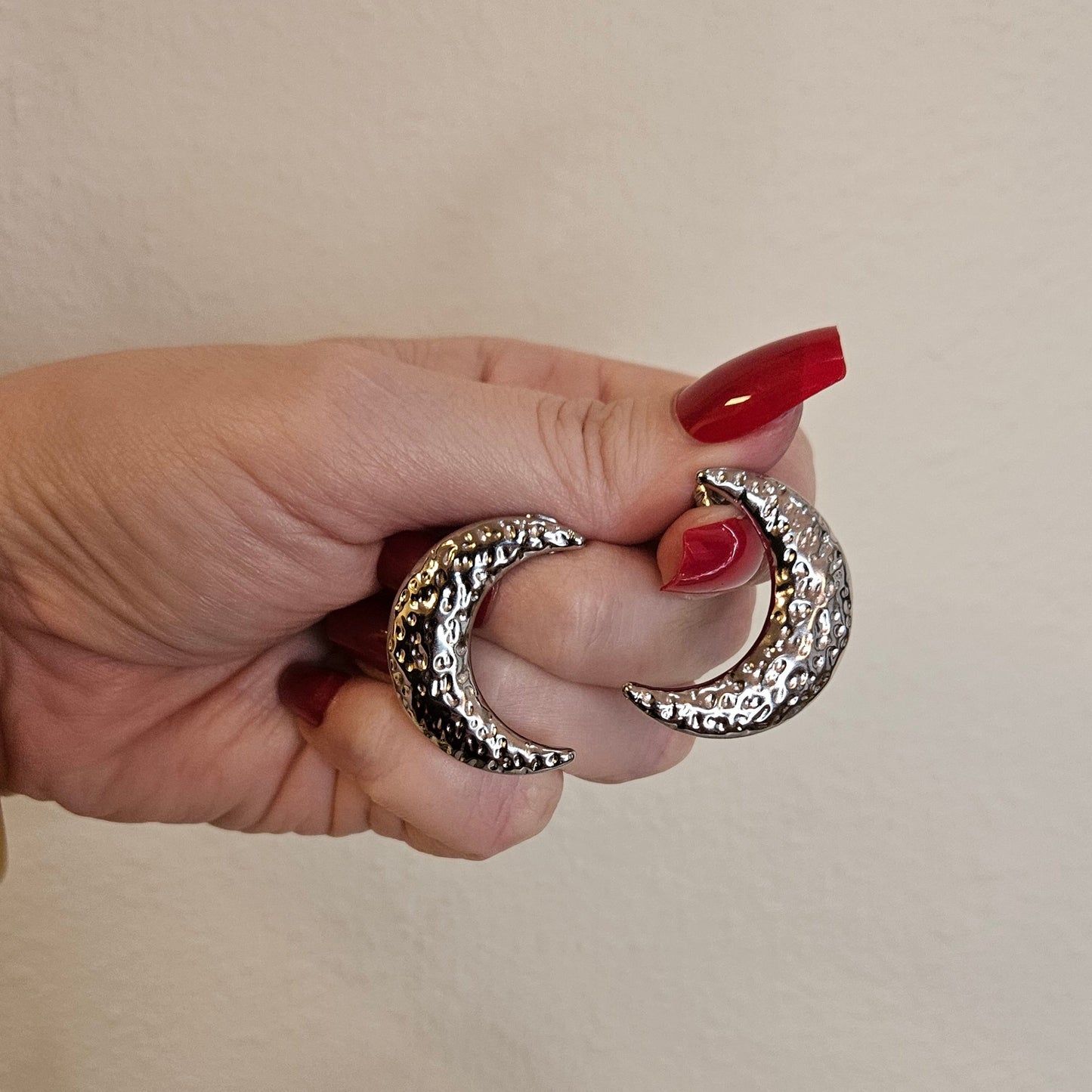 Aretes Plateados Cresy” en Forma de Luna Texturizada