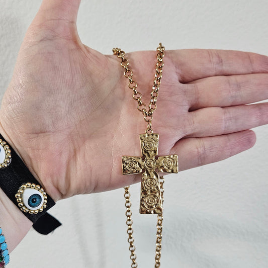 Yanira – Gold Cross Necklace