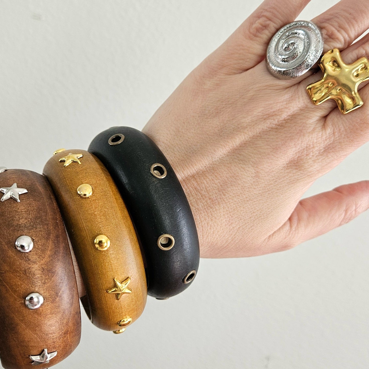 ⭐ Bracelet Eloína – Wooden Bangle with Silver Studs ⭐ (Pulsera)