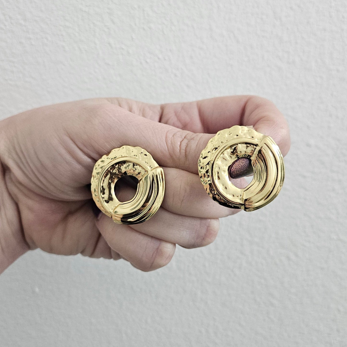 ✨ Aretes LEIRE – Círculos Texturizados en Acero Inoxidable Dorado