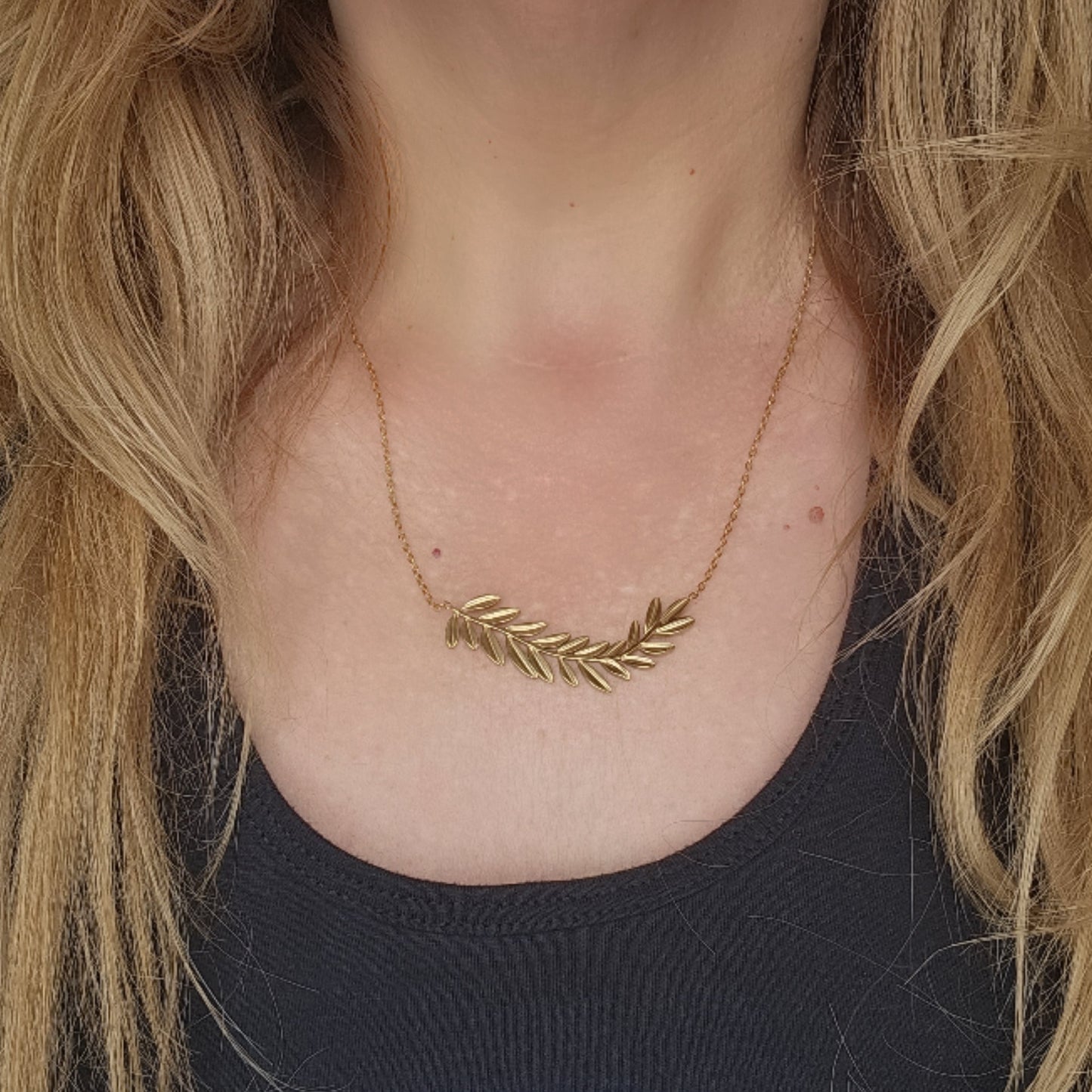 🌿 Collar ZAJI – Ramita Dorada en Acero Inoxidable