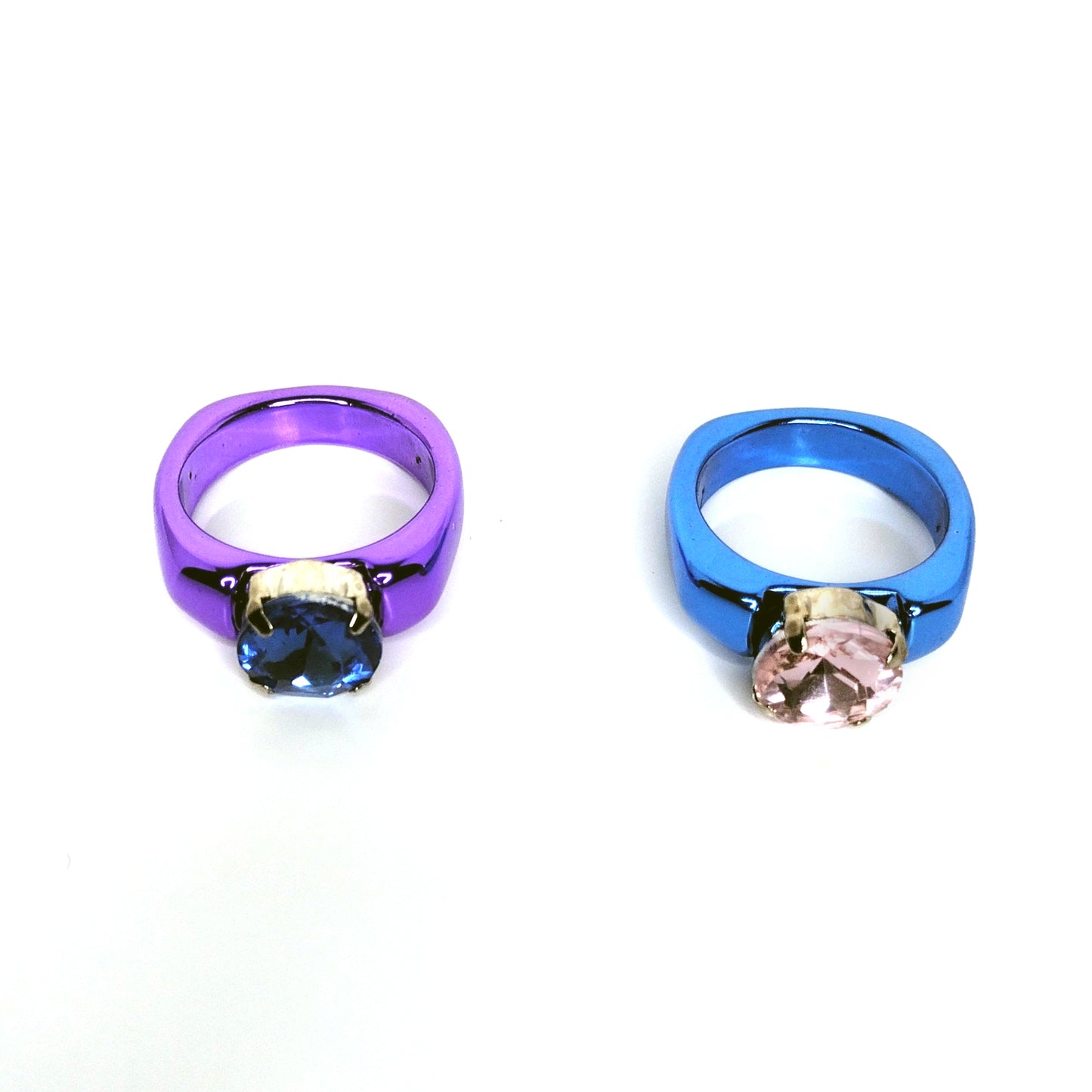 Set de 2 Anillos Matalicos Con Cristal Rosa y Azul y Azul y Morado