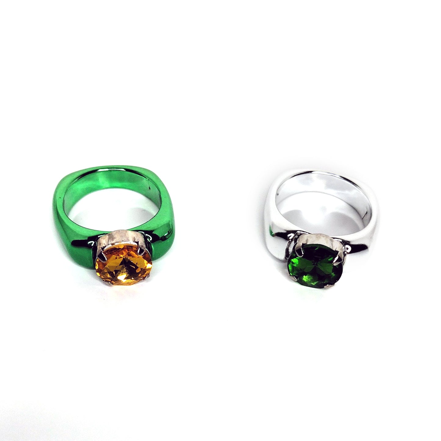 Set de 2 Anillos Matalicos Con Cristal Verde y Plateado y Amarillo y Verde