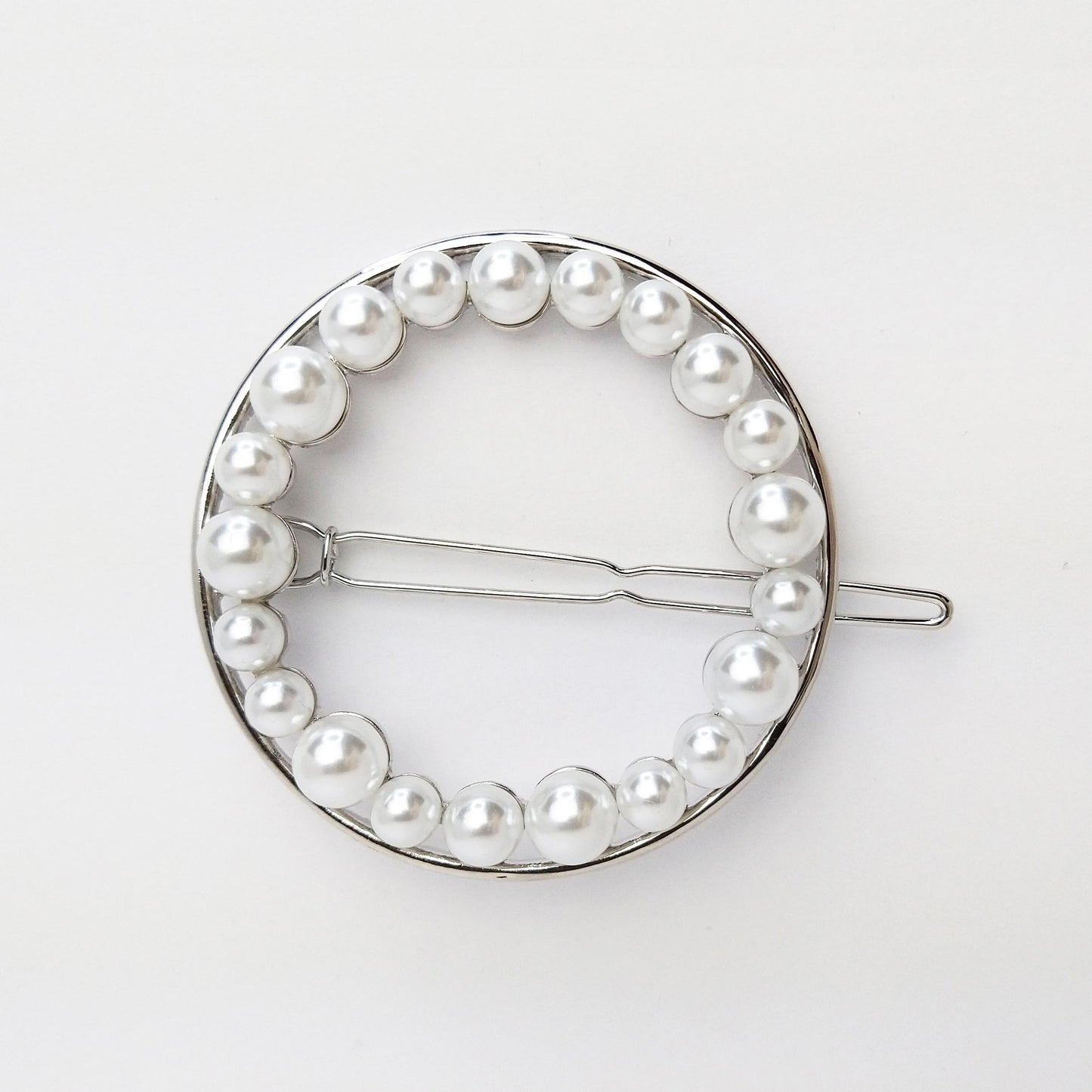 Broche Redondo Plateado Con Perlas Unidas