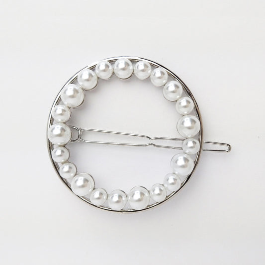 Broche Redondo Plateado Con Perlas Unidas