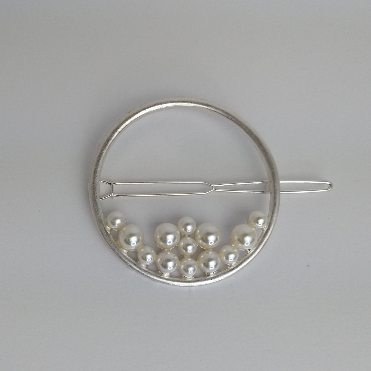 Broche Para EL Cabello Redondo Plateado Matte Con Perlas De Lado