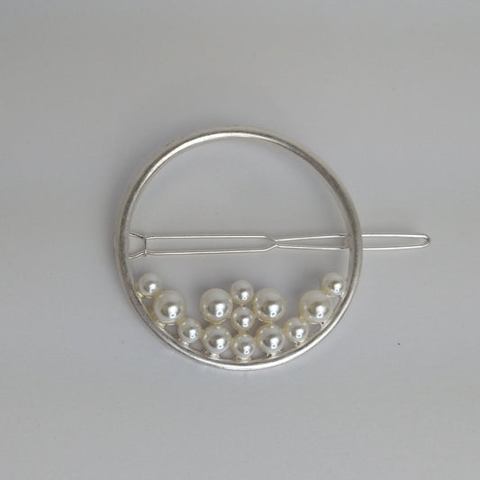 Broche Para EL Cabello Redondo Plateado Matte Con Perlas De Lado