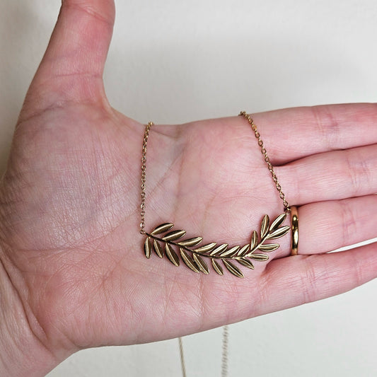 🌿 Collar ZAJI – Ramita Dorada en Acero Inoxidable