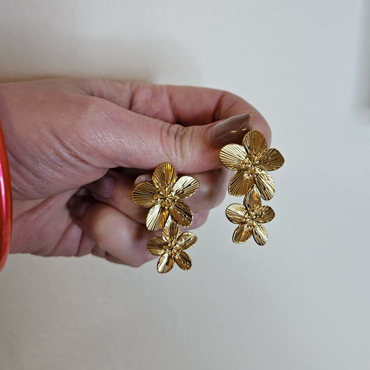 Aretes dorados Tita con flores en cascada