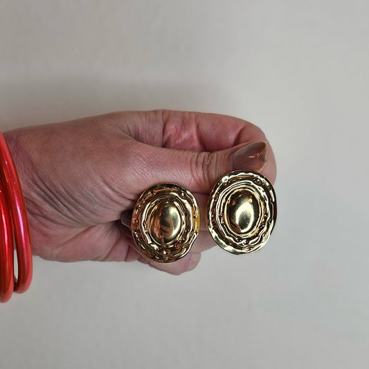 Aretes dorados Lucero con diseño redondo texturizado