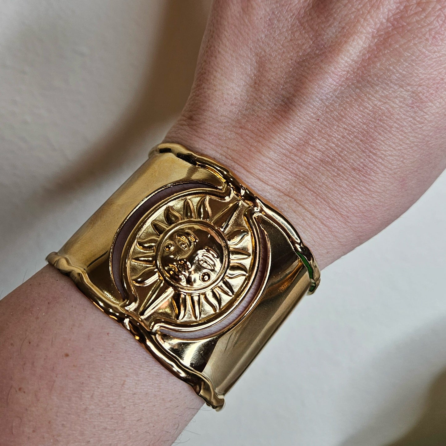 Pulsera ADELAIDA | Brazalete Dorado Sol y Luna Estilo Místico