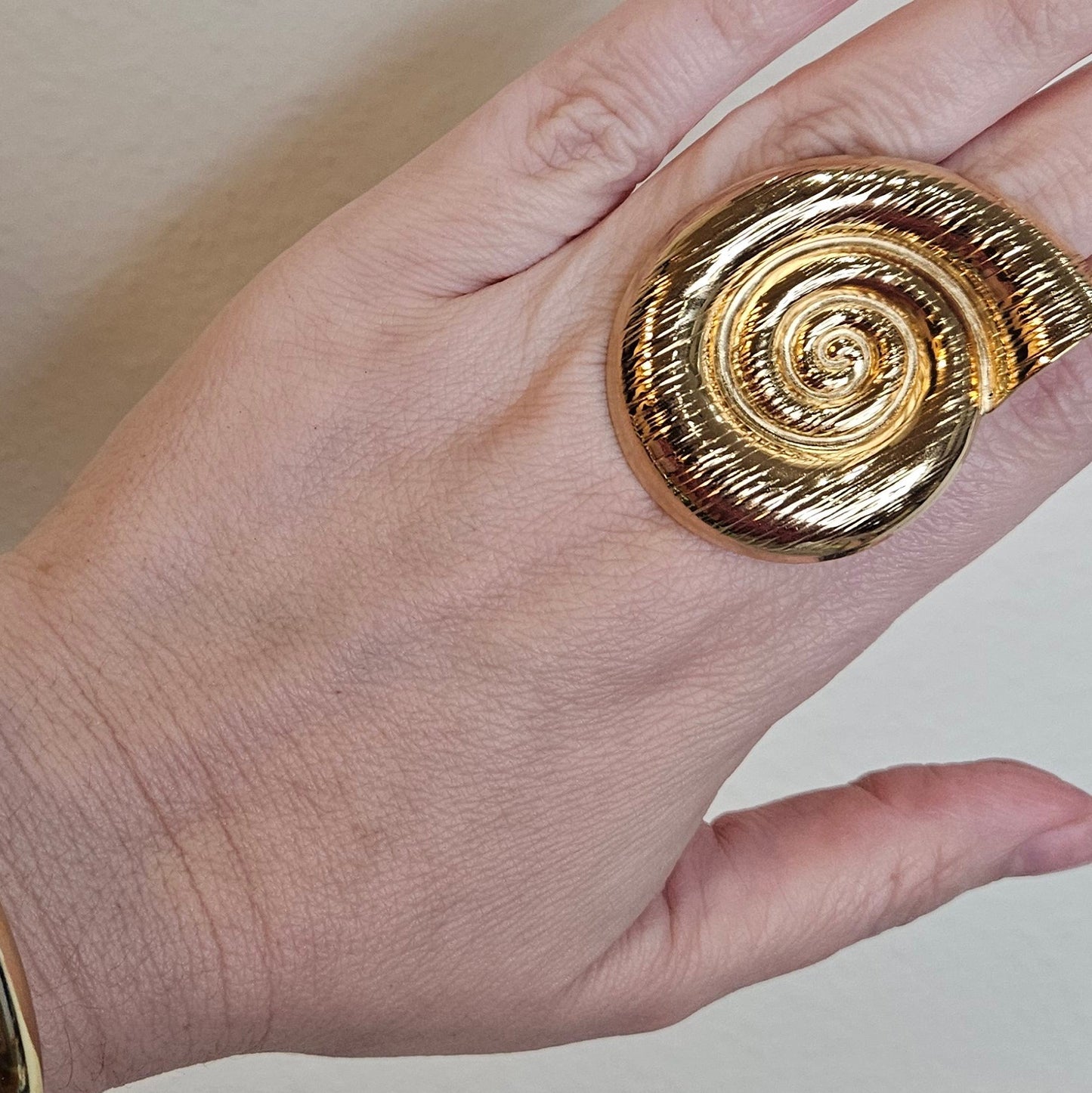 ALE (GRANDE) – Anillo caracol dorado de acero inoxidable / ALE (LARGE) – Gold snail-shaped stainless steel ring