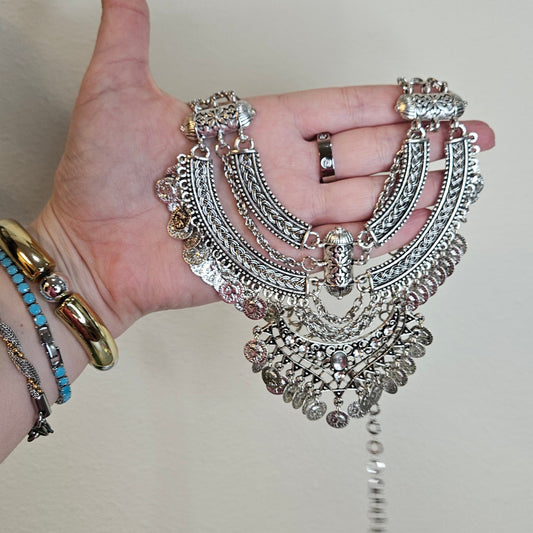 GRISI – Collar boho plateado de metal estilo tribal / GRISI – Boho silver-tone metal tribal necklace