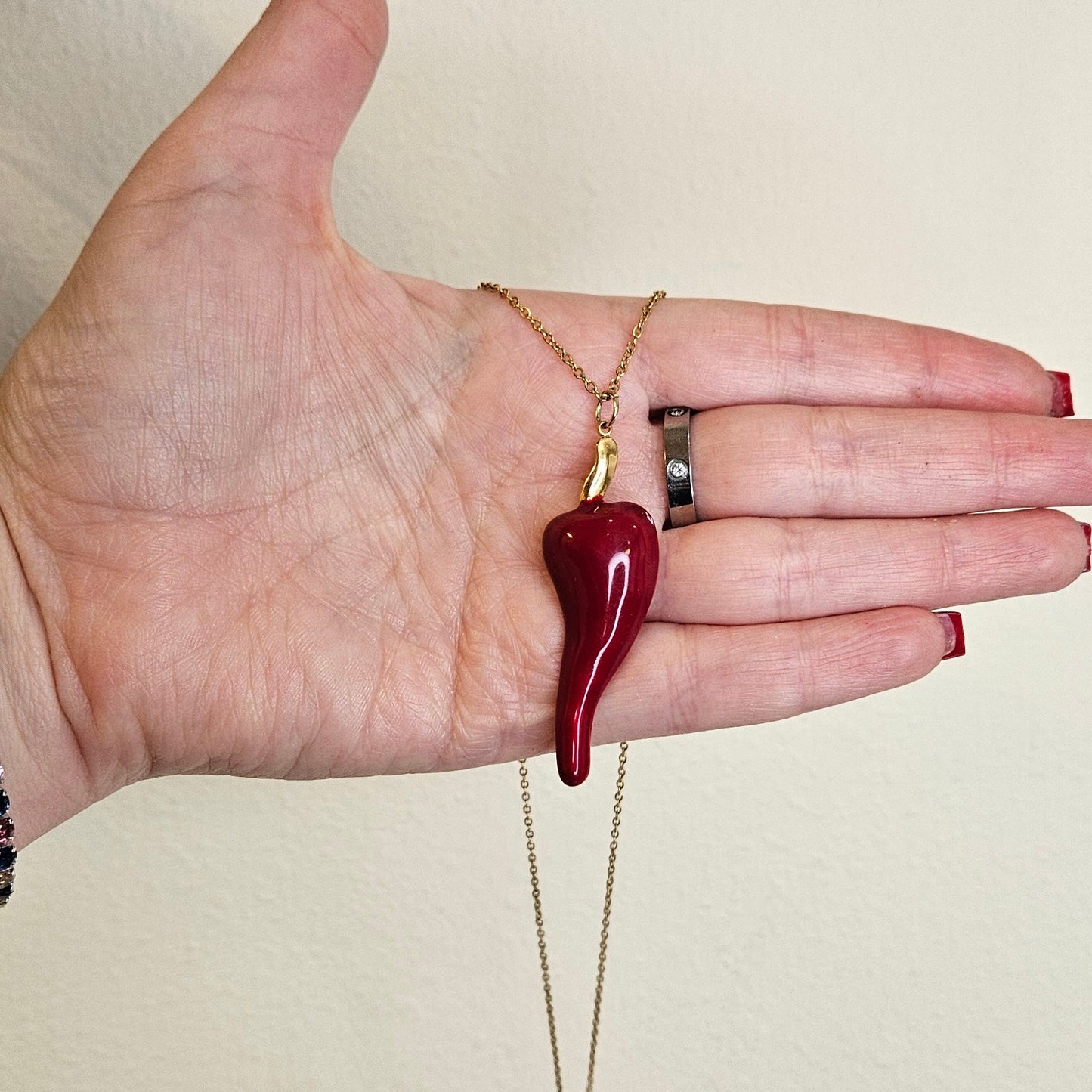 🌶️Arelis – Collar de acero inoxidable con dije de chile rojo / Arelis – Stainless Steel Necklace with Red Chili Pendant