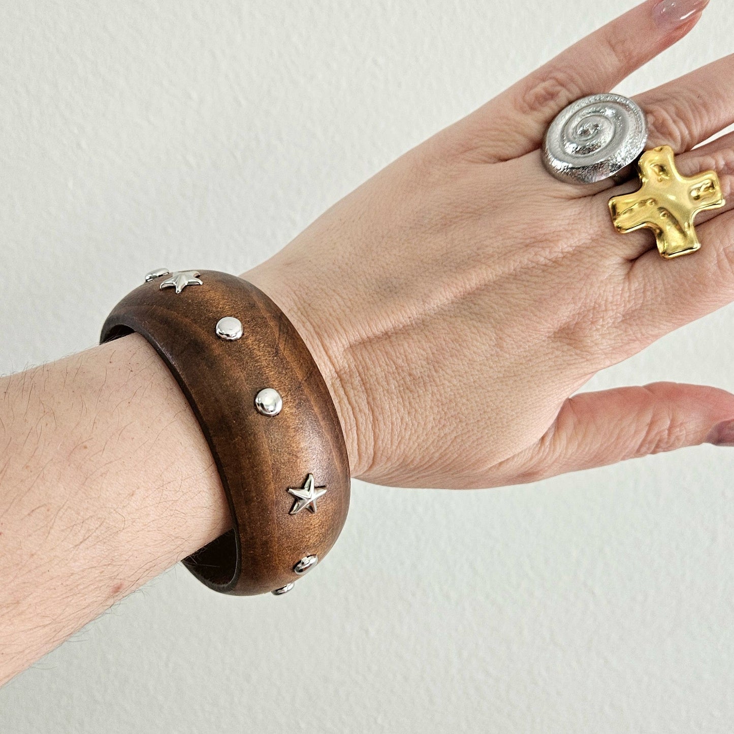 ⭐ Bracelet Eloína – Wooden Bangle with Silver Studs ⭐ (Pulsera)