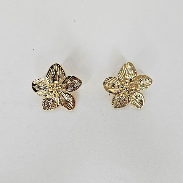 MELINA – Aretes flor dorada con textura / MELINA – Textured gold flower earrings