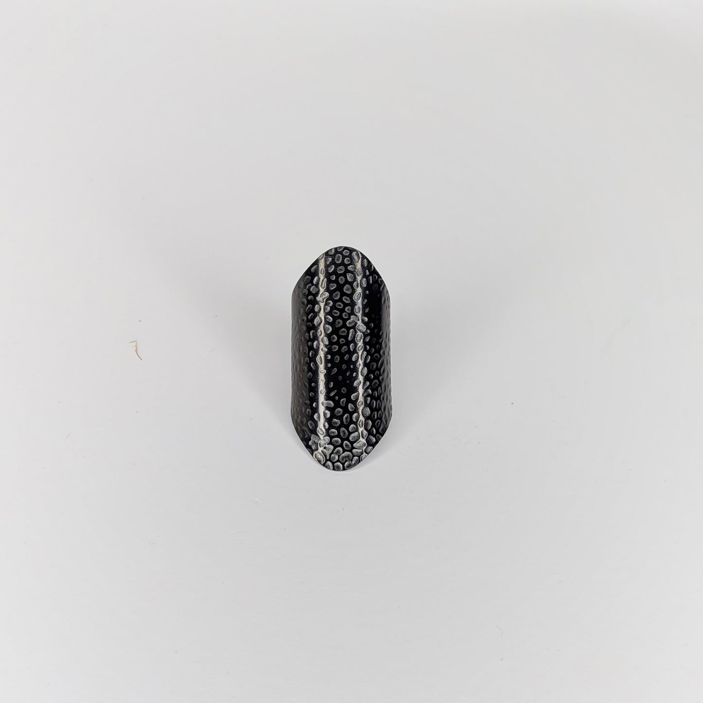 Blanquita Black Textured Stainless Steel Statement Ring (Anillo)