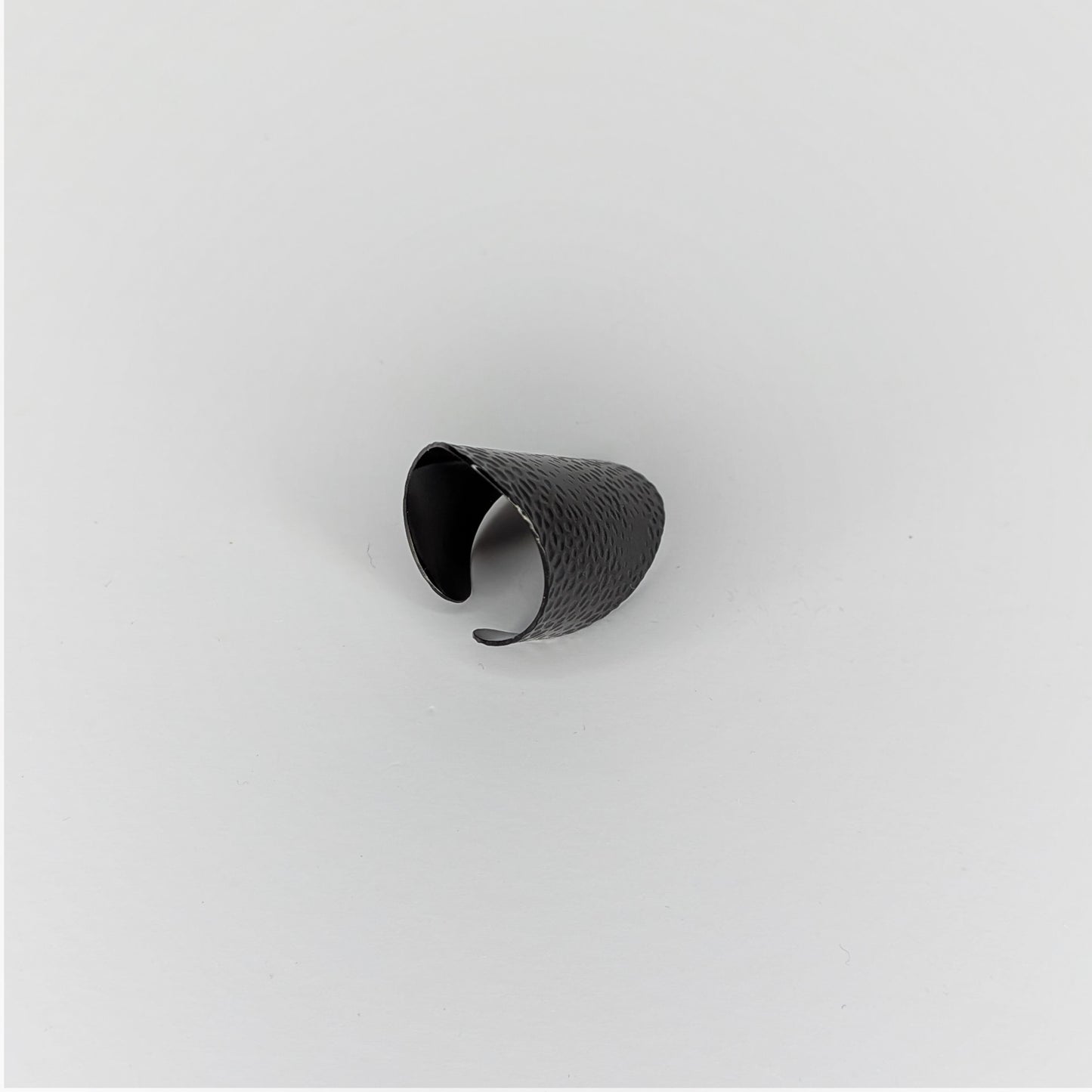 Blanquita Black Textured Stainless Steel Statement Ring (Anillo)
